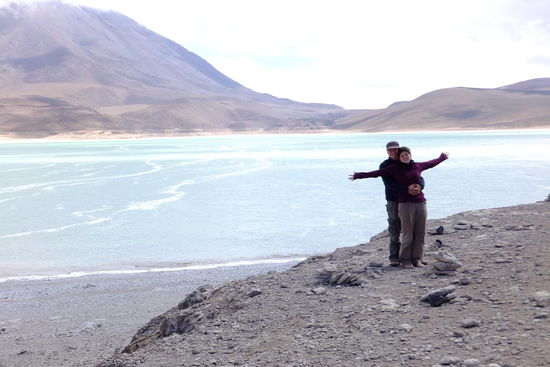 durch die vielen Mineralien in den Bergen und in den Böden erscheinen die Lagunen in unglaublichen Farben: 'laguna verde'