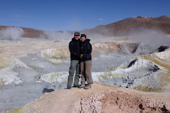 hier in 5.000 m Höhe gibt es ein wirklich abgefahrenes Naturschauspiel: es gibt intensive vulkanische Aktivität, und in den (kleinen) Kratern kann man es brodeln sehen und hören...