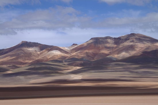 durch das Vorkommen von Eisen, Sulfat, Silber, Kupfer etc erscheinen viele Berge in den unterschiedlichsten Farben