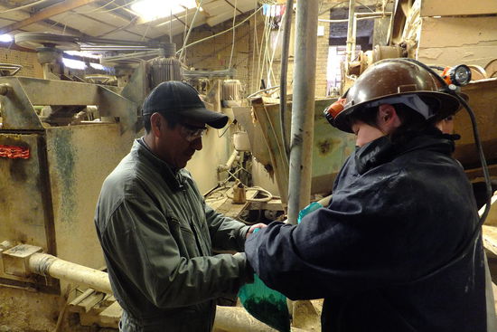 In den Verarbeitungshallen - Geschenke von den Touristen sind immer willkommen: Kokablaetter