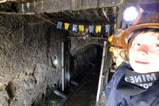 Vor dem Eingang einer der unzaehligen Minen