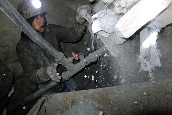 in der Backentasche sind Kokablaetter, die die Arbeiter wach halten...