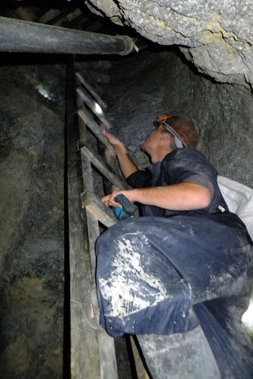 in verschiedenen Tiefenlevels wird kilometerweit gegraben