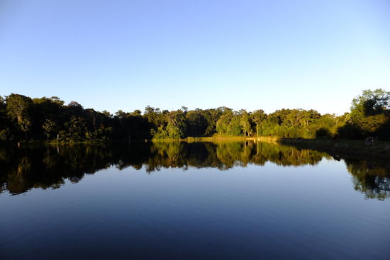 den See hat Hans vor vielen Jahren selbst gestaut, damals zur Energiegewinnung - heute werden hier riesige Fische gefangen, und die Ruhe hier ist traumhaft!