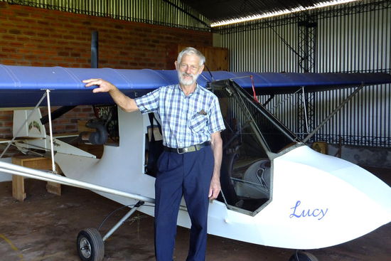 das Ultraleichtflugzeug für die Überwachungsflüge: gesponsert vom WWF und selbst gebaut.
Hans erklärte uns viel über die Rundflüge, und über die Arbeit und Probleme die damit verbunden sind...