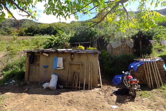 das ist noch das Übergangshäuschen, 15qm groß, ökologisch aus Erde gebaut...