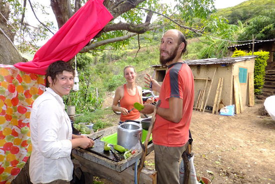 draussen wird gekocht, gewaschen und geduscht! Gabriel, Rohana und Julia am Essen vorbereiten