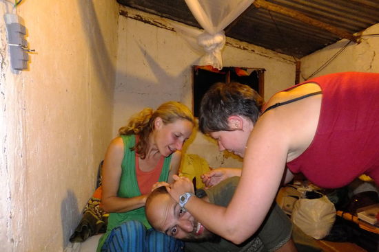 am Quatsch machen und Ohrring stechen 