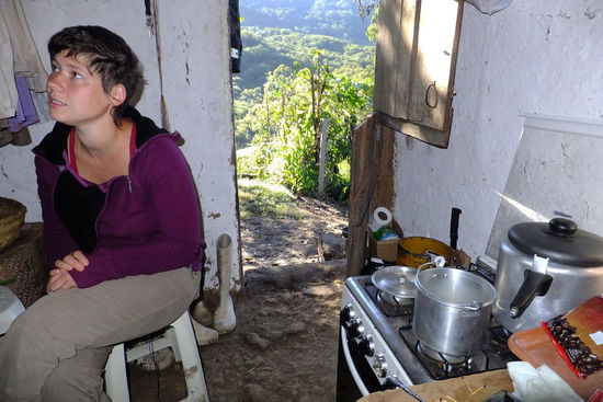 nach 'ner üblen  Nacht auf Wurzeln und mit Moskitos...