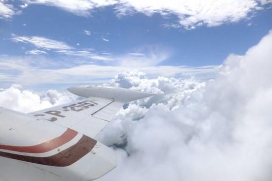 Wir haben TOLLE Sicht auf die Wolken und es ist ein aufregender Flug!
