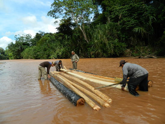 am 6. Tag mussten wir für den Rückweg ein Floss bauen und durften dabei mithelfen