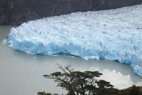 Nach 15 km erreichen wir unser erstes campsite bei diesem Gletscher. Die Eiskante ist wohl 15-20m hoch und schimmert in blau.