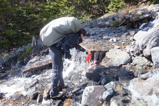 Das Gletscherwasser schmeckt kalt und herrlich, und man muss nicht auch noch Wasser schleppen...