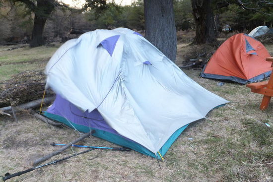 Zelt unserer Nachbarn, er unten rechts macht sich offensichtlich keine Sorgen um sein Zelt...