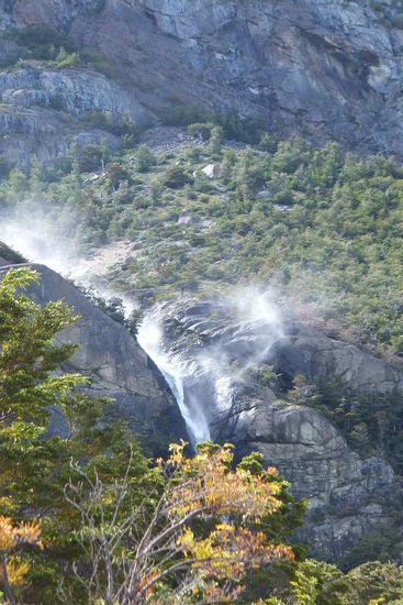 ... und die Wasserfälle wurden in den Himmel ins Niemandsland geblasen! 
Ein tolles Naturschauspiel.