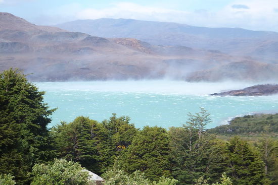 Am 3. Tag kam der berühmte patagonische Sturm: das Wasser wurde hoch gewirbelt, der Regen kam von unten. Uns ging es nicht anders, wir mussten uns fast auf den Boden legen, um nicht weggefegt zu werden...