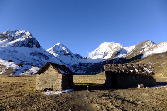 in der zweiten Nacht hat es so stark gewindet, dass wir unser Zelt in diesen Häusern aufgebaut haben...