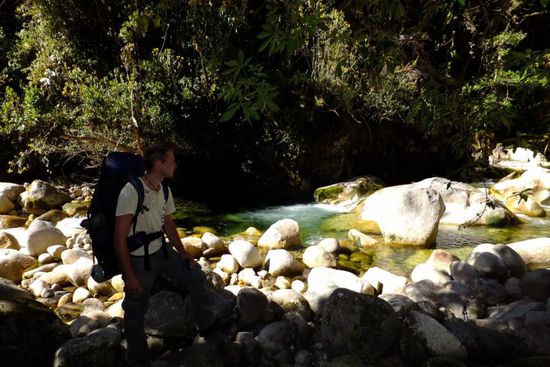 der Weg führt durch einen Nationalpark an wunderschönen Flüssen entlang...