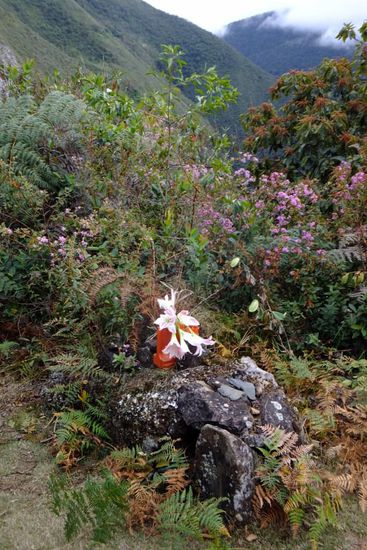 unterwegs kamen wir immer wieder an uralten Gräbern vorbei, wahrscheinlich von den Leuten die aus den Dörfern stammten, und vielleicht ihr ganzes Leben in dieser Idylle verbrachten...