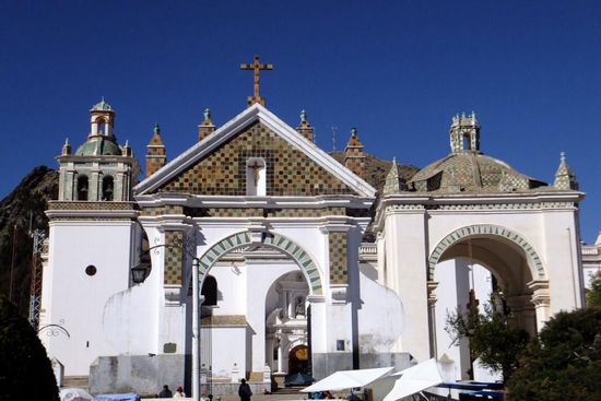 ... mit einer auffallend schönen Kirche