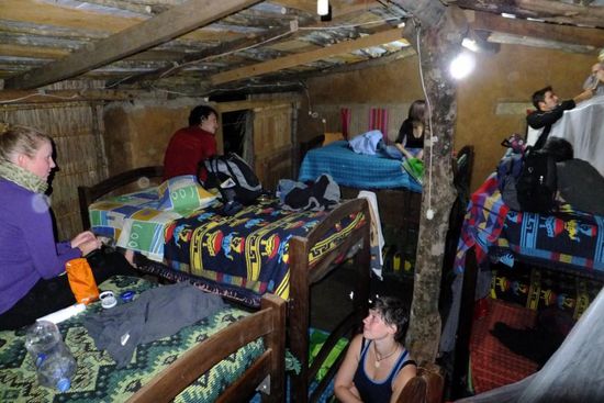 erste Nacht in nem Einheimischendorf: 13er Schlafsaal