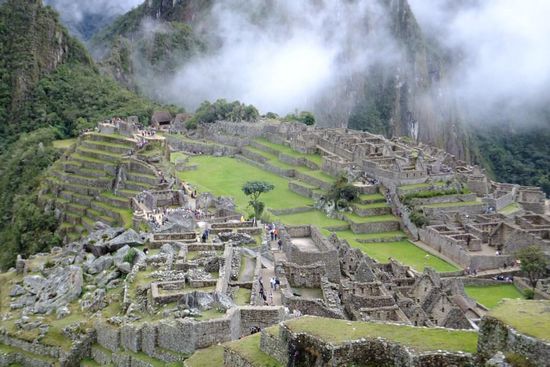 Das Inkareich bestand von ca 1250 - 1533, bis die spanischen Eroberer kamen und die Inkas vertrieben, somit konnte Machu Picchu nie fertiggebaut werden. Durch die abgelegene Lage war Machu Picchu Jahrhunderte verborgen - erst vor ca 100 Jahren wurde die alte Stadt wieder entdeckt!