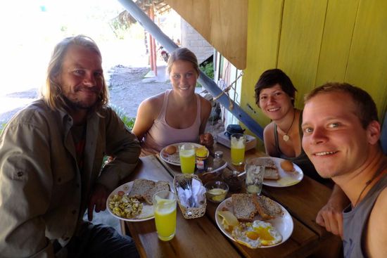 Frühstück bei deutschen Auswanderern: Meike und Julia sind fast ausgeflippt als sie das deutsche Brot mit schweizer Käse entdeckt haben...