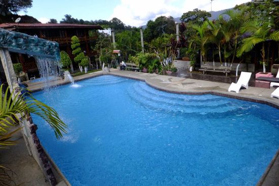 hier waren wir zwar sicher nicht die gewohnten Gäste, aber wir haben allen Ernstes eine Unterkunft mit Pool erwischt - den wir aber wegen dem vielen Regen auf der Andenostseite leider kaum nutzen konnten...