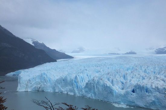 Als einer der wenigen Gletscher schmilzt er nicht, sondern bleibt in seinem Volumen in sich konstant. Er reicht 30 km nach hinten...