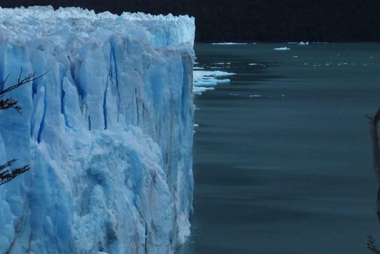 ... und 60 m hoch! Er wächst kontinuierlich täglich um 2 m nach vorne, und vorne an der Kante kalbt er sich regelmässig.
