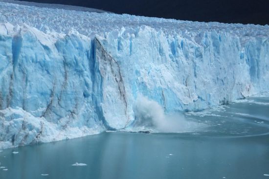 6 Stunden vergingen wie im Flug, so fasziniert waren wir von dem 'Innenleben', das sich durch lautes Knattern und Knacken geäußert hat. Wir hatten das Glück auf einen Schnapppschuss, ein haushohes Stück brach ab und krachte ins Wasser. 