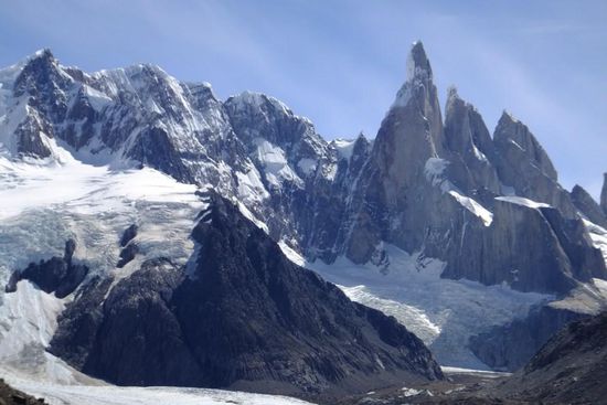 Der 'Cerro Torre' ist nicht ganz so hoch wie der 'Fitz Roy', gilt aber wegen der extremen  Wetterverhältnisse für Bergsteiger als schwierige Herausvorderung...