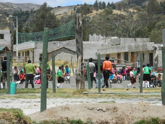 im Hochlanddress-Andenstil beim Frauenfussball 