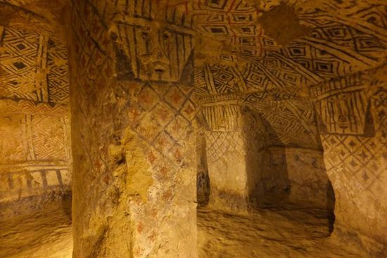 in den aufwendig verzierten und in den Fels gehauenen Gräbern ruhten sie...