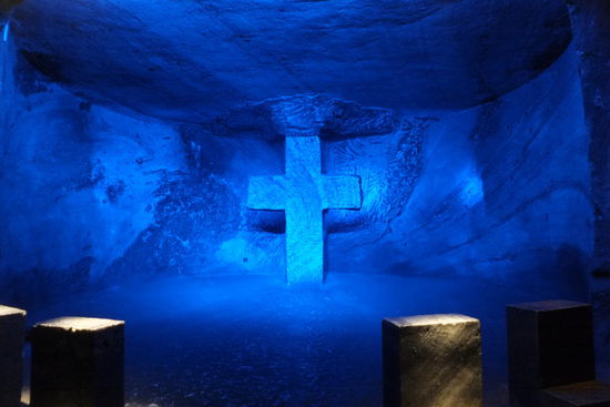 ...aus Boxen an jeder Ecke Endzeitmusik kommen würde,  tausende Besucher sich wie im Vergnügungspark verhalten würden und noch dazu alles so kitschig ausgeleuchtet wäre...