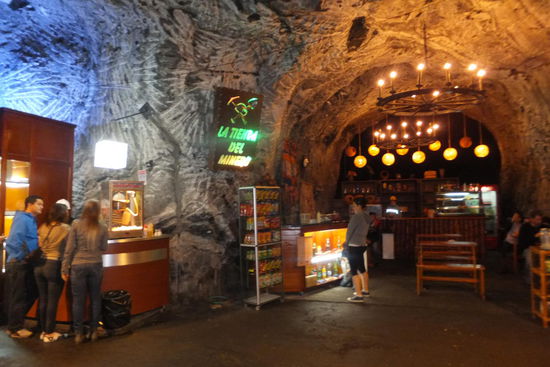 ...aber der Gipfel der Geschmacklosigkeit sind die (in der Kathedrale befindlichen) Popkornstände, Restaurants...