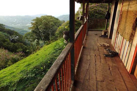 der Balkon umgibt die ganze Finca, und der Blick in die umliegenden Täler ist unglaublich schön...
... und wir waren so fasziniert, dass wir nicht eine sondern 2 Nächte geblieben sind! 
