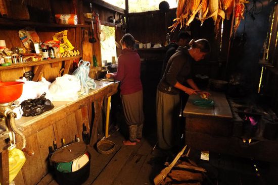 traditionelle Küche: gekocht wird auf dem offenen Feuer