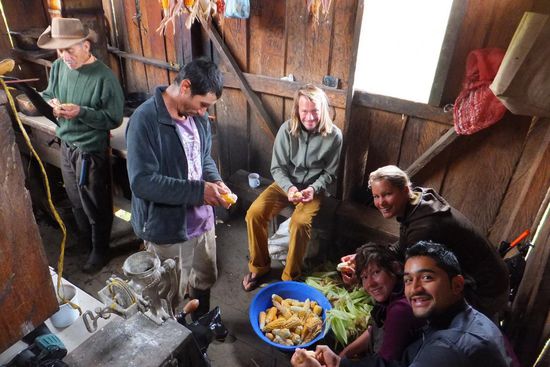 es war total spannend für uns zu sehen, wieviel Arbeit in allem steckt: bevor es Kaffee gibt muss erst Feuer gemacht werden - das dauert über 1 Stunde; und vor dem Frühstück muss der Mais gepfückt und gepult werden ...