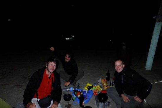 a la noche a campamento - comemos y bebemos juntos