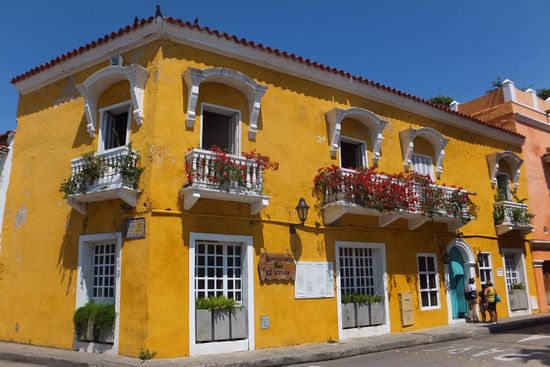 und tolle bunte Häuser in allen Farben