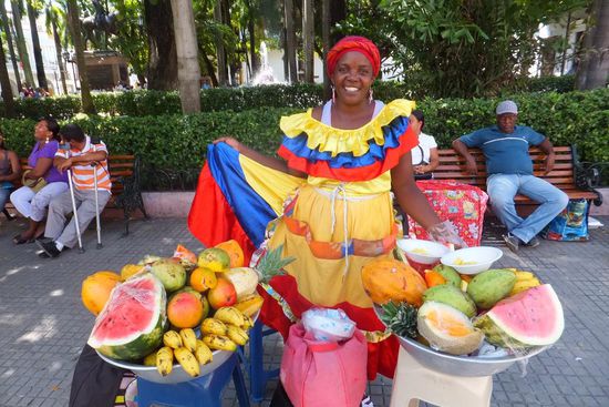 apropos Farben: was uns auffällt ist, dass die Küstenbewohner in Kolumbien deutlich dunkelhäutiger sind als Menschen im Inland, weil viele von ihnen afrikanische Wurzeln haben