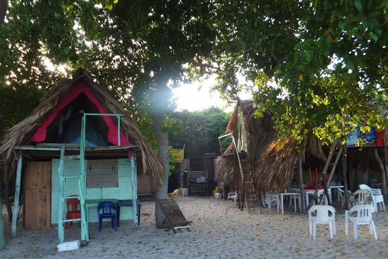 wir hatten die Wahl zwischen einfachen Unterkunften, Hängematten oder zelten - und haben uns fürs zelten entschieden, was sich aber als absoltue Schnapsidee herausgestellt hat, weil wir nachts so geschwitzt haben dass wir kaum schlafen konnten!