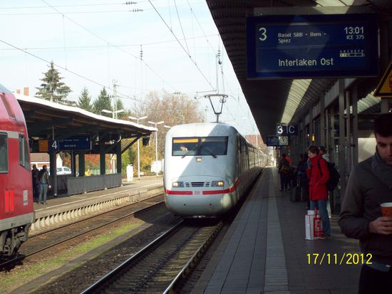 17. November 2012, der ICE mit Julia und Timo rollt in Freiburg ein - und (wie um diese Jahreszeit üblich) bei herrlichem Sonnenschein