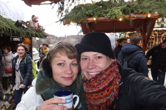 Natalia und Julia auf dem Weihnachtsmarkt in Stuttgart