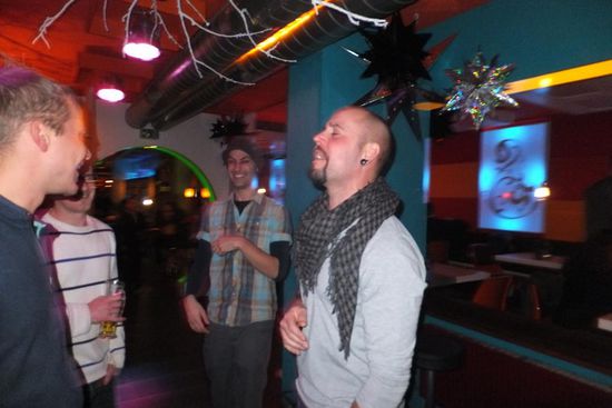 apropos Weihnachtsmarkt: Glühwein trinken waren wir immer donnerstags, was jedesmal in einem kleinen Desaster endete - keiner schaffte rechtzeitig den Absprung, also weiter in irgendne Bar und noch paar Bier...
... Kopfschmerzen am nächsten Tag inclusive!