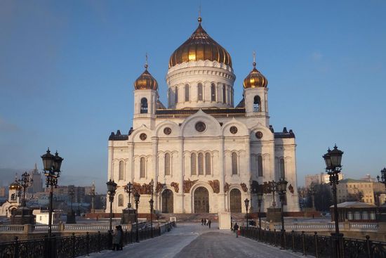 eine der vielen wunderschönen Kirchen, gerade von der Sonne angeleuchtet - was recht kurz ist, da der Sonnenaufgang erst um 10 Uhr beginnt und die Sonne Moskau schon um 17 Uhr verlässt