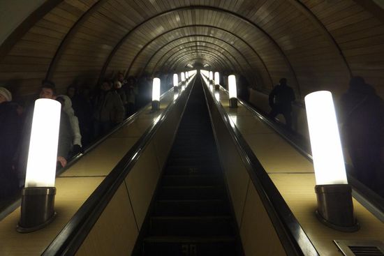 die Fahrt in nichts - wohl die tiefste U-Bahn der Welt ist bis zu 85m unter der Stadt und auf ihrer Rolltreppe verbringt man bis zu unglaublichen 3min!