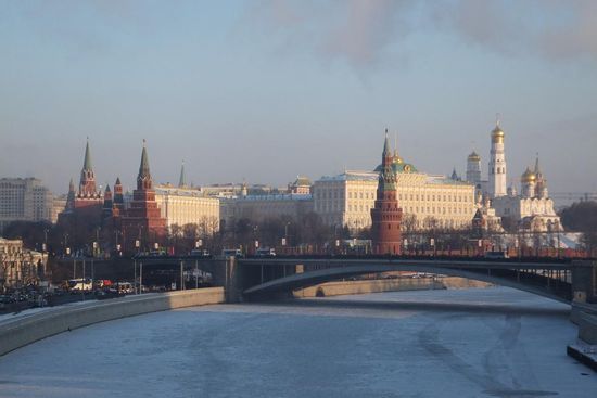 Blick auf den Kremel über den zugefrorenen Moskauer Fluss..
