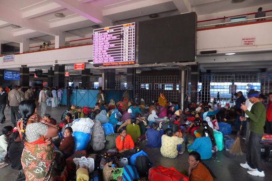 typisches Bild an  indischen Bahnhöfen - vor der Abfahrt nach Rishikesh